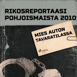 Mies auton tavaratilassa