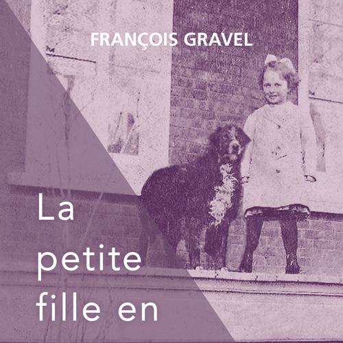 La petite fille en haut de l’escalier